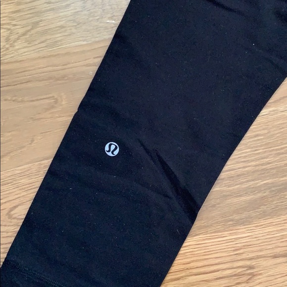 Lululemon black crop leggings REVERSIBLE - Picture 3 of 3